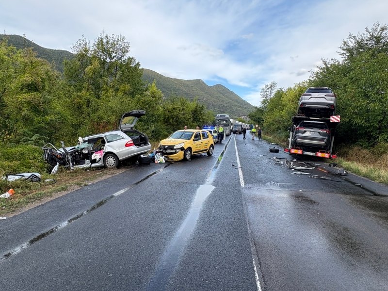 ТРАГЕДИЯ КРАЙ ВРАЦА: Загинал човек и тежко ранени при верижното меле от сутринта