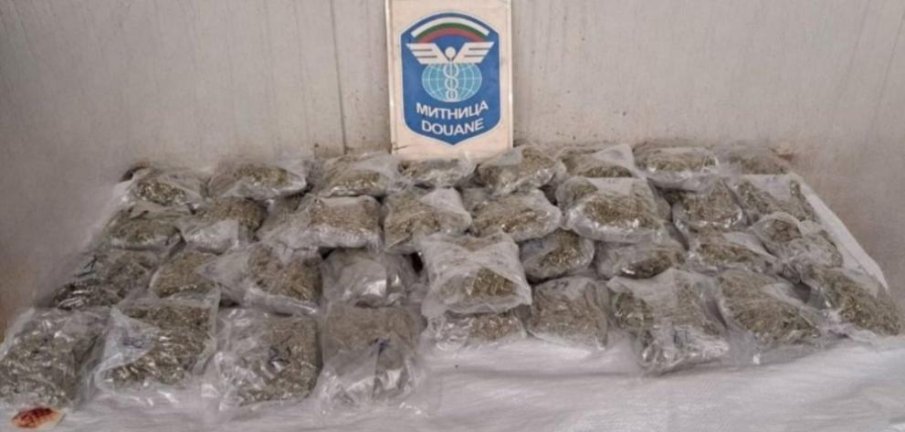 Почти 740 кг дрога е задържана при опит за контрабанда на „Капитан Андреево“
