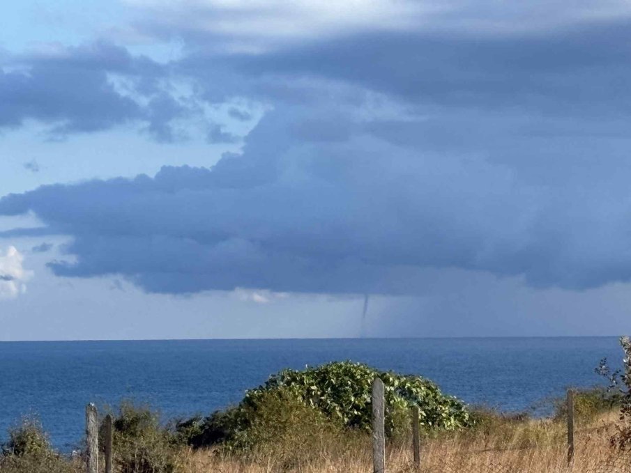 Заснеха водно торнадо край Синеморец (СНИМКИ)