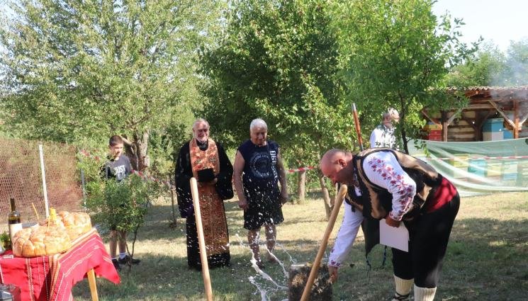 Русенец строи параклис в пчелина си