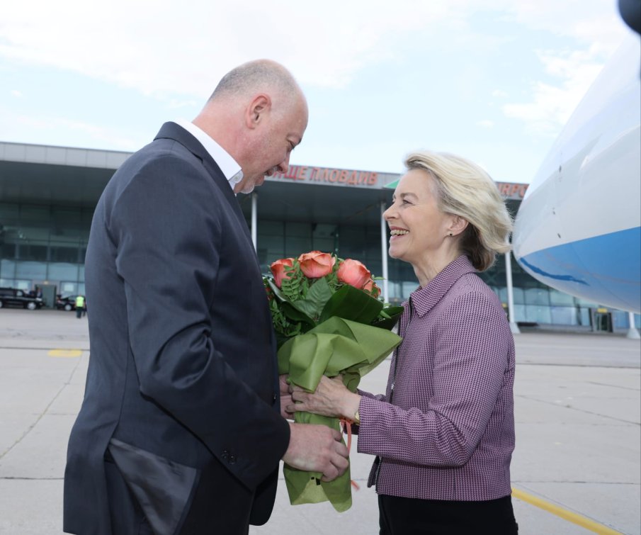 ИЗВЪНРЕДНО В ПИК TV! Росен Желязков за самолета на Урсула: Смущенията в GPS сигналите не се третират като инциденти. Ген. Атанасов предизвика смях в залата - обърка името на шефката на ЕК, а от БСП се подиграха с ППДБ (ВИДЕО/ОБНОВЕНА)