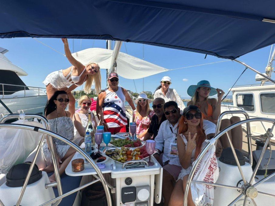 Вокалистът на „Джипси Кингс“ – на яхта в Несебър