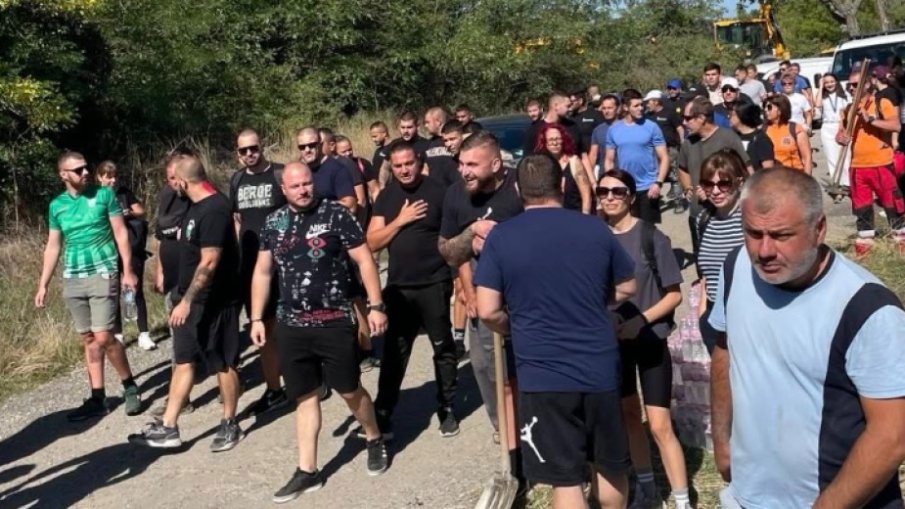 Кметът на Стара Загора и доброволци разчистваха щетите от пожара на Седми километър