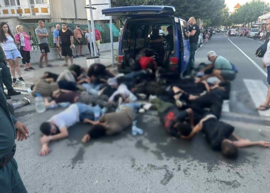 Повдигнаха обвинение на шофьора на микробуса с мигранти, заловен край Бургас