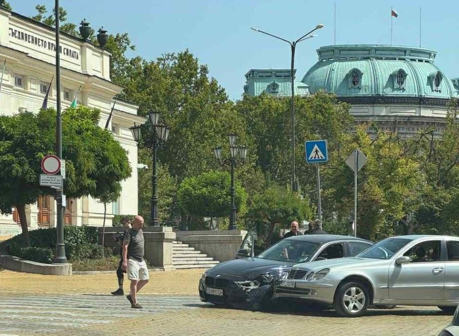 Мерцедес и БМВ се помляха на жълтите павета пред парламента