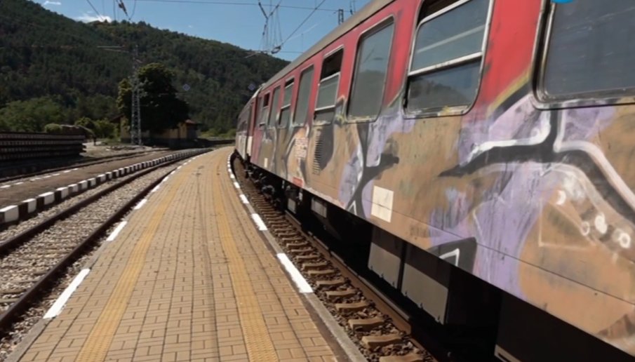 ТРАГЕДИЯ! Почина едно от момичетата, скочили от влак в движение край Клисура