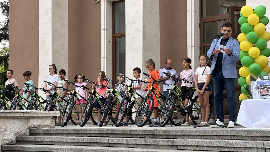 65 деца и младежи получиха нови велосипеди за ЧРД на Димитровград