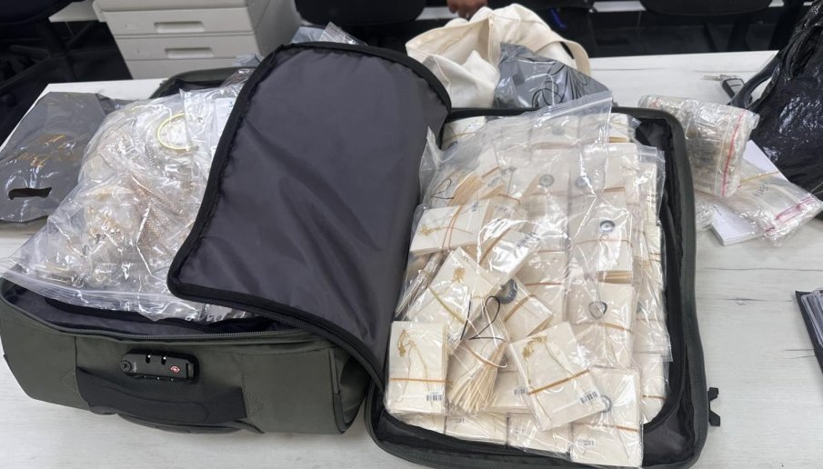 Обвиняват турчин за контрабанда на златни и сребърни накити (СНИМКИ)