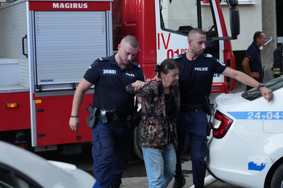 Психично болна жена е запалила апартамента в кв. Стрелбище, задържаха я (СНИМКИ)