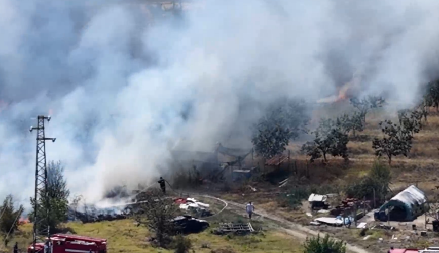 Пожар избухна край пловдивско село, огънят стигна до къщите