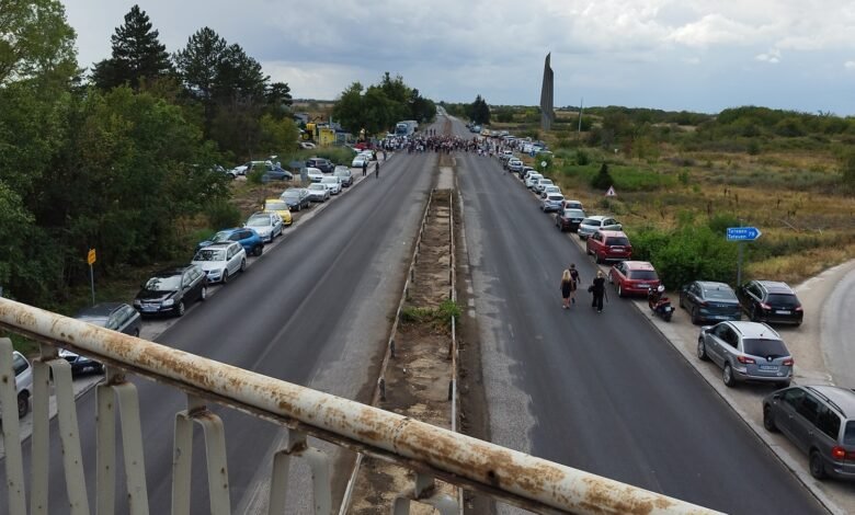 НЕДОВОЛСТВО: Протестиращи плевенчани затвориха пътя за София