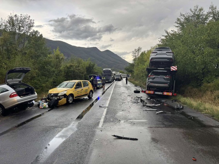 Затруднено е движението по пътя Самоков-София заради катастрофа