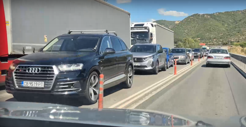 Тежък трафик към границата с Гърция