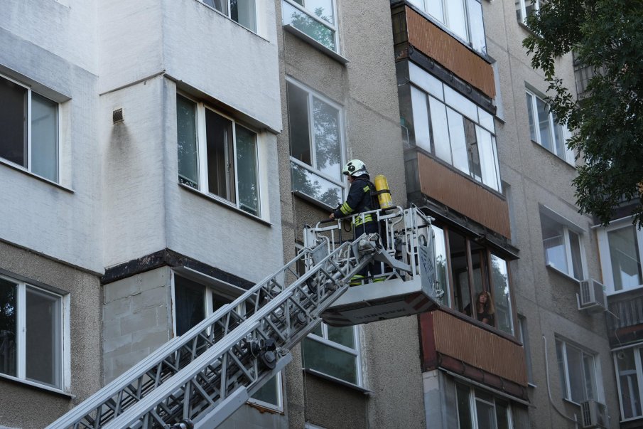 ОТ ПОСЛЕДНИТЕ МИНУТИ: Пожар в жилищен блок в столичния квартал „Стрелбище“. Има пострадал (СНИМКИ)