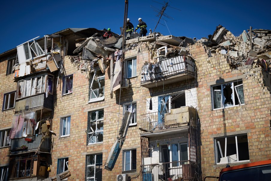 СМЪРТОНОСНА АТАКА: 18 души, сред които 4 деца, загинаха при удара на Русия по Киев