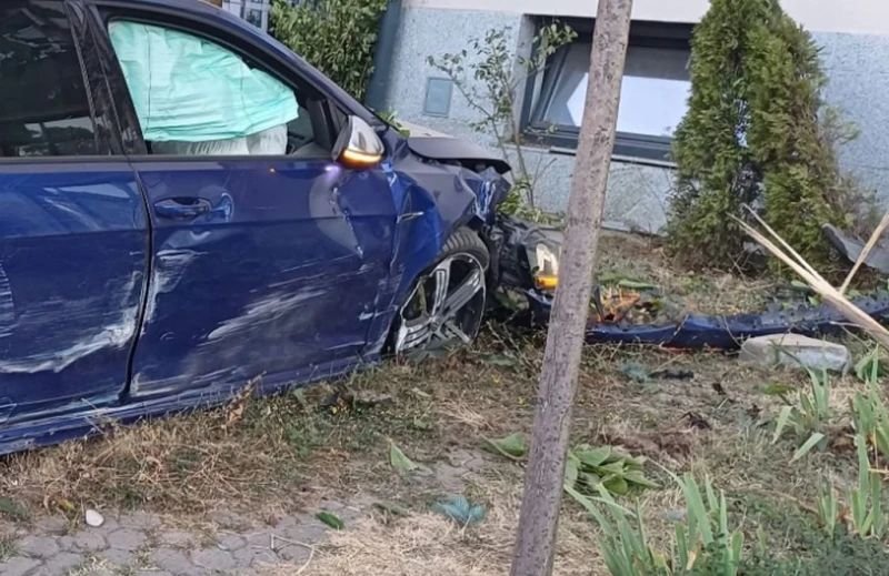 Свидетелски разказ за почерпения шофьор, който буквално дрифтеше и се заби в жилищен блок