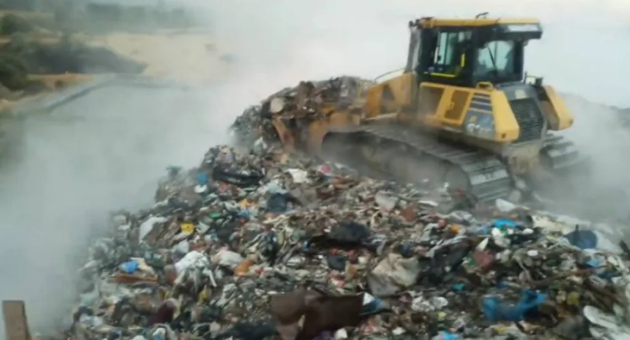 Пожар пламна на сметището в Цалапица, четири екипа огнеборци гасят огъня