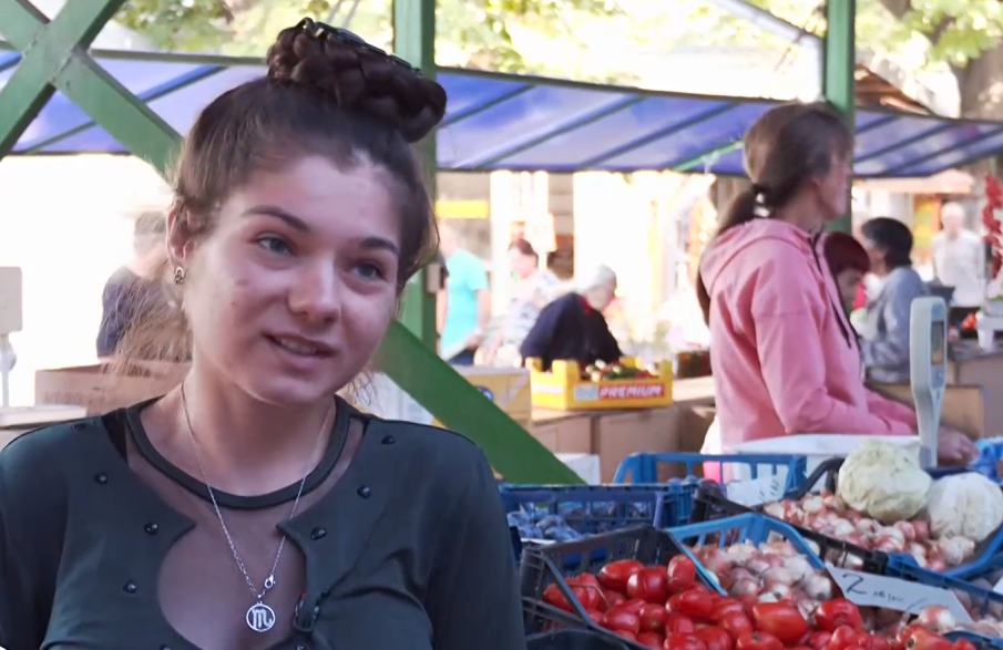 Между медицината и сергията: Бъдеща лекарка продава зеленчуци във Видин