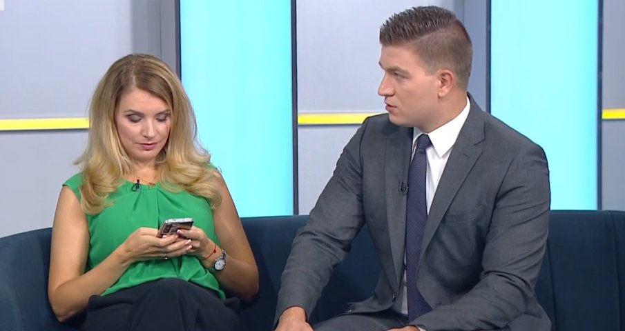 ШОК! Водеща на БНТ си извади телефона в ефир и заби нос в него (СНИМКИ)