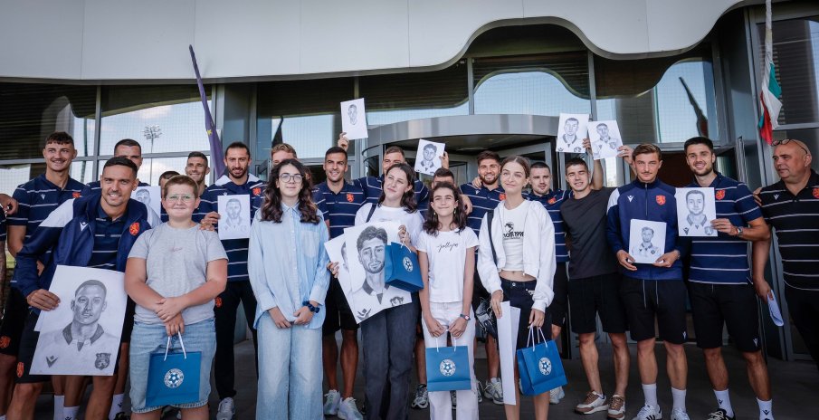 Млади художници изненадаха националите (СНИМКИ)