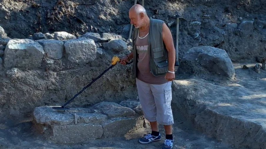 Откриха десетки гробници с форма на каменни саркофази от V век край Голямата базилика