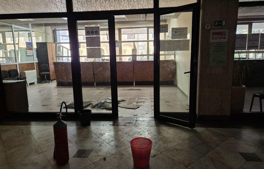 Пожар възникна в НОИ - Стара Загора, сградата е затворена до 13 часа