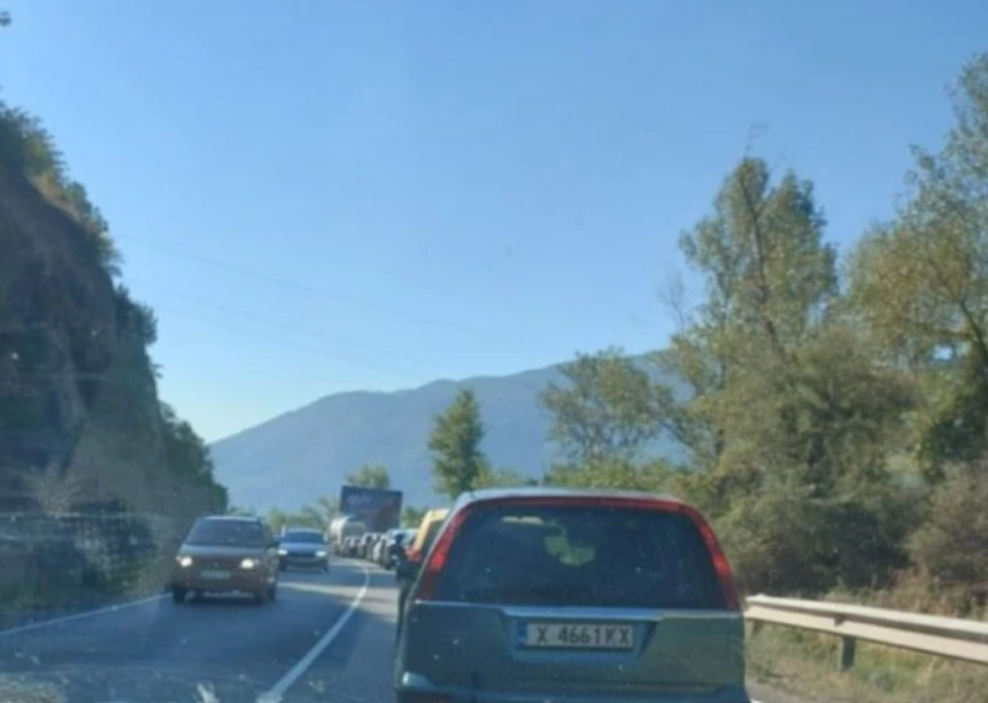 ЗДРАВИ НЕРВИ: Километрично задръстване преди Кресна