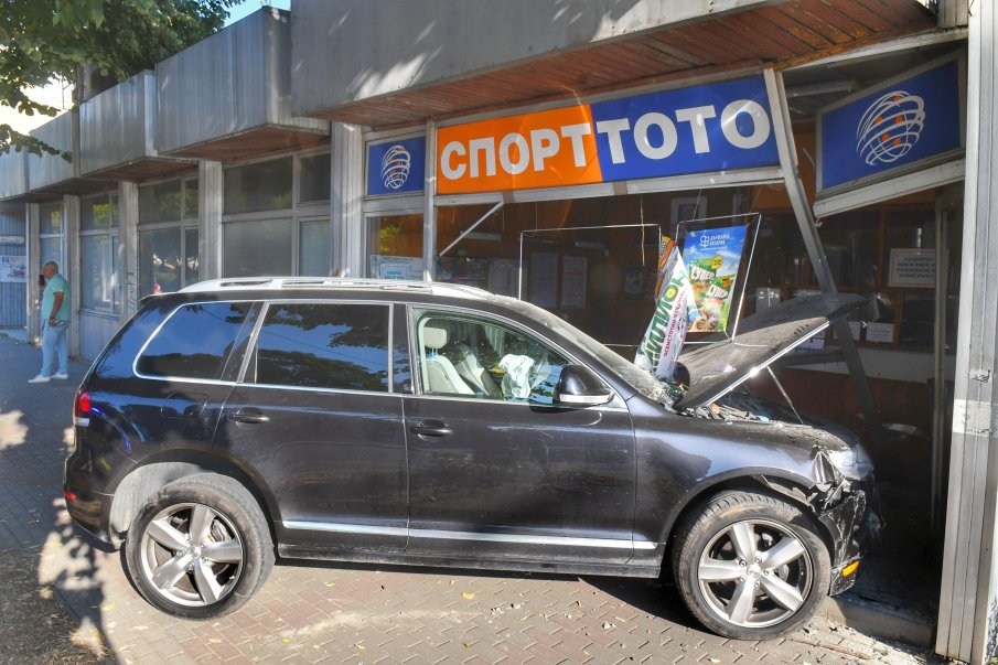 Автомобил се заби в тото пункт във Варна (СНИМКИ)