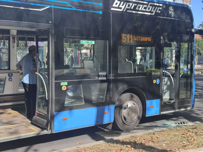 Агресивен пътник строши врата на автобус от градския транспорт на Бургас