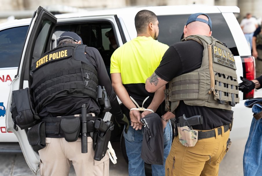 Мъж от Флорида прегази модел с колата си, не му дала да... ѝ помирише краката