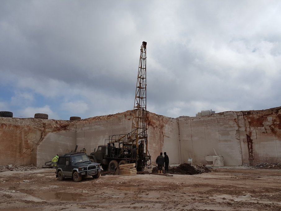 ИНЦИДЕНТ: Работник пострада при работа на кариера, лекари се борят за живота му