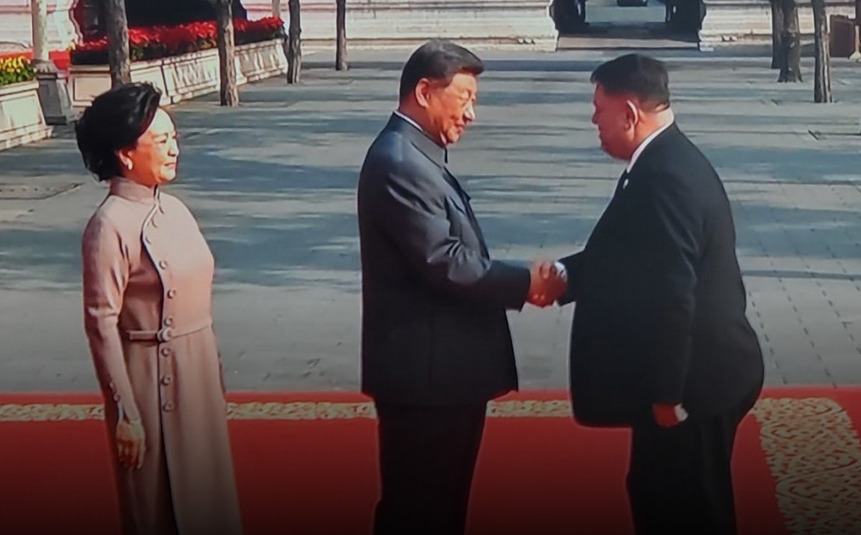 Атанас Зафиров разговаря с президента Си Дзинпин на военния парад в Пекин (ВИДЕО)