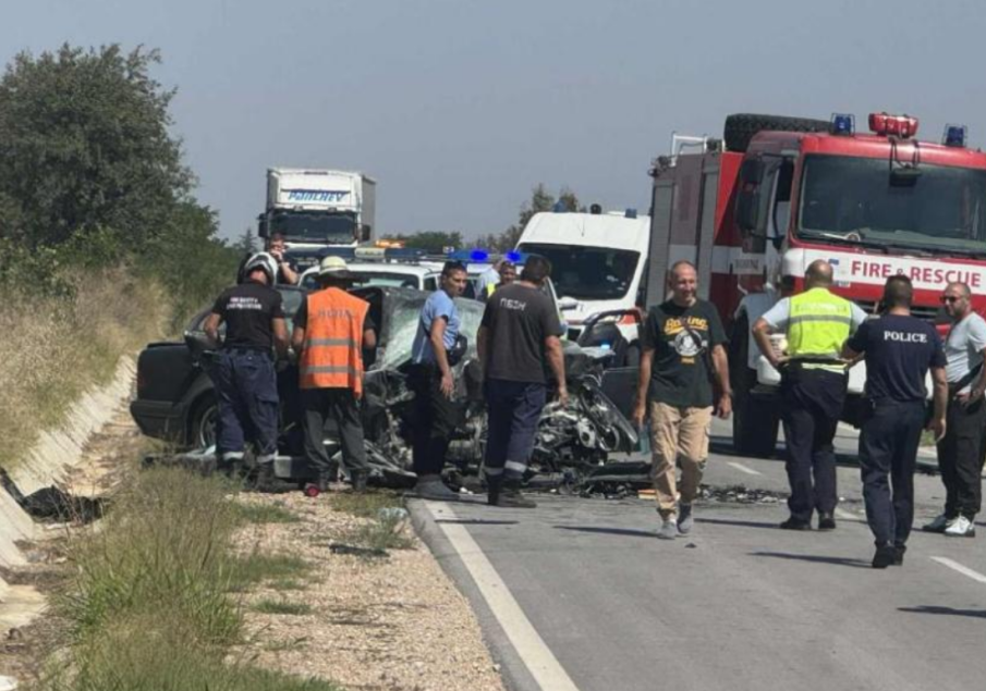 ОБРАТ: Близки на един от шофьорите от тежката катастрофа до Хасково са представили шофьорската му книжка