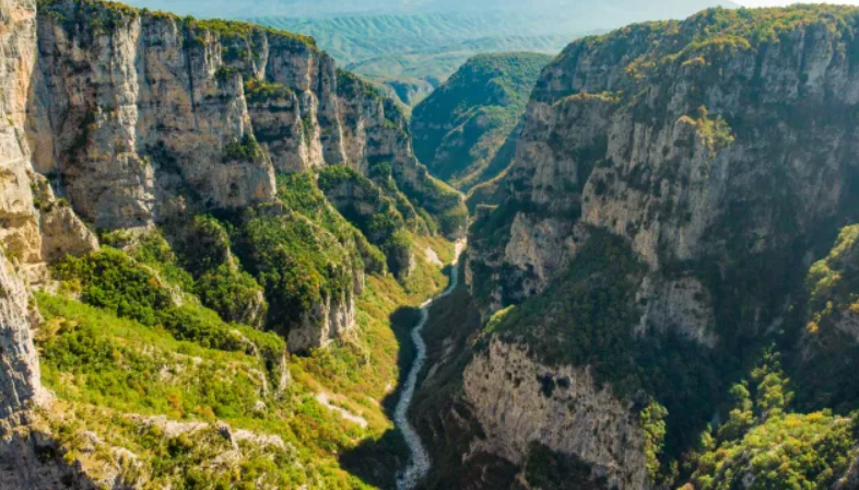 ТРАГЕДИЯ: Туристка загина, падайки в 300-метрова пропаст в Гърция