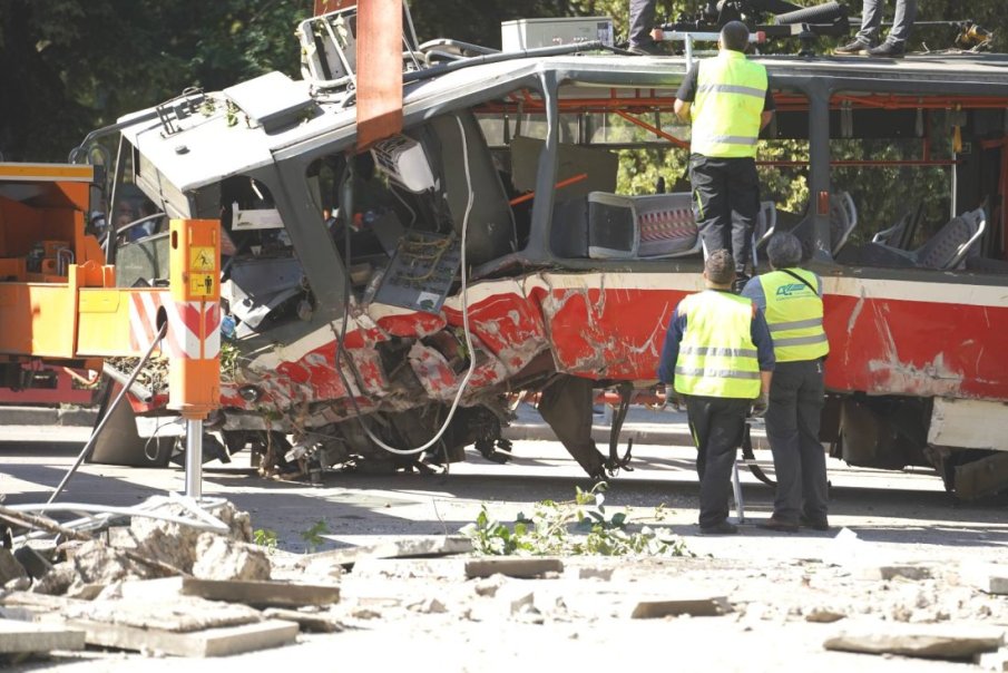 ОТ ПОСЛЕДНИТЕ МИНУТИ! Има задържан за дерайлиралия трамвай в София