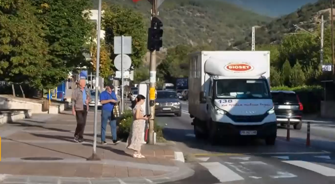 Кресна отново в капан: Задръствания и недоволство от светофара, местни хора искат премахването му