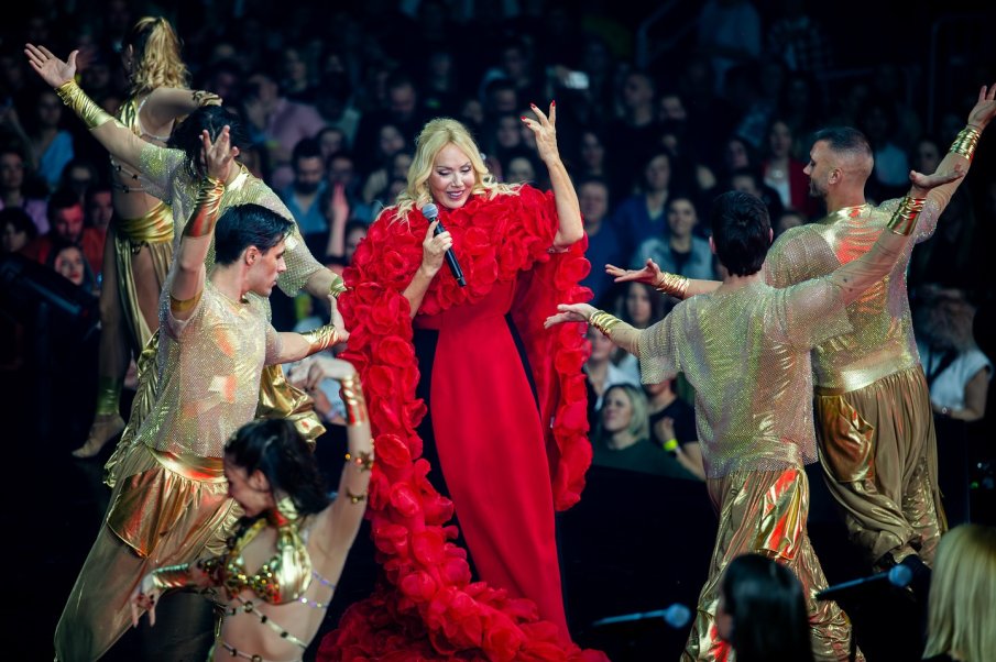 Лепа Брена стана баба на момиченце (СНИМКИ)