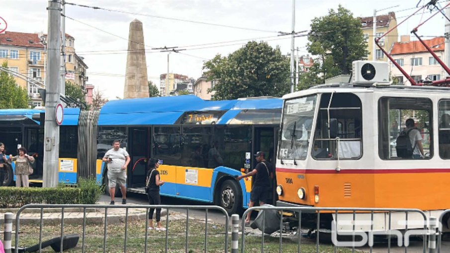 ОТ ПОСЛЕДНИТЕ МИНУТИ! Трамвай и тролей се сблъскаха в София
