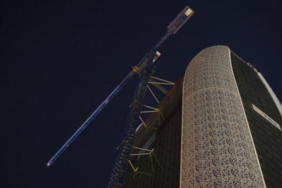 ОПАСНО СЕЛФИ: Установени са всички деца, които се качиха 200-метров кран в София