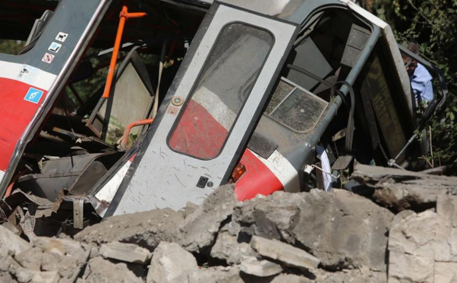 Записът от трамвая, дерайлирал в София: Ръка бута скоростния лост в празната кабина на ватмана