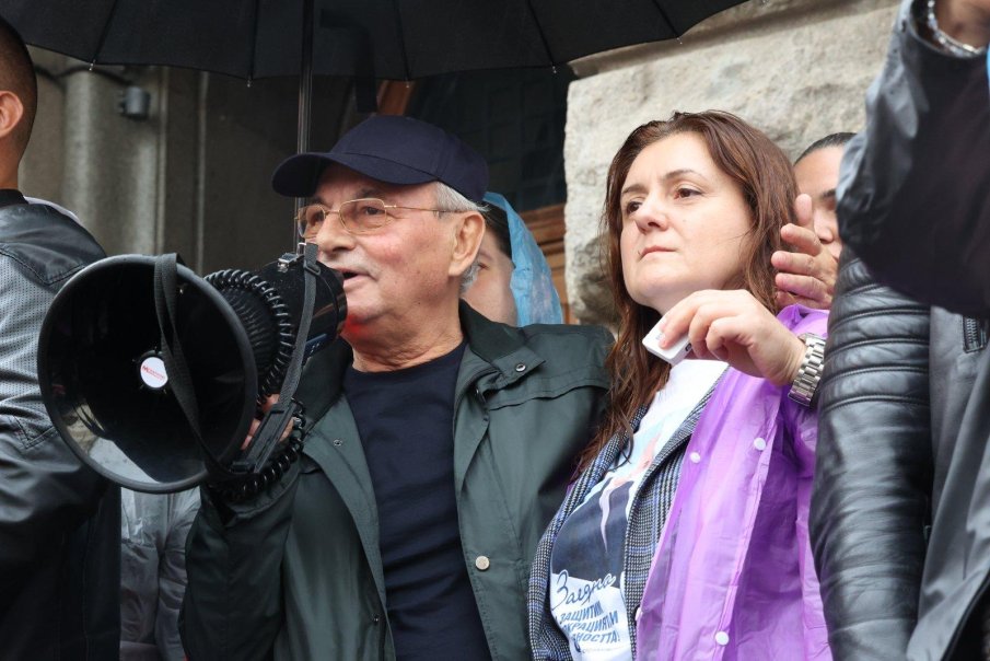 ПАРТИЙНОТО СТРОИТЕЛСТВО БУКСУВА: Паника в дерибейската общност заради впиячения Доган