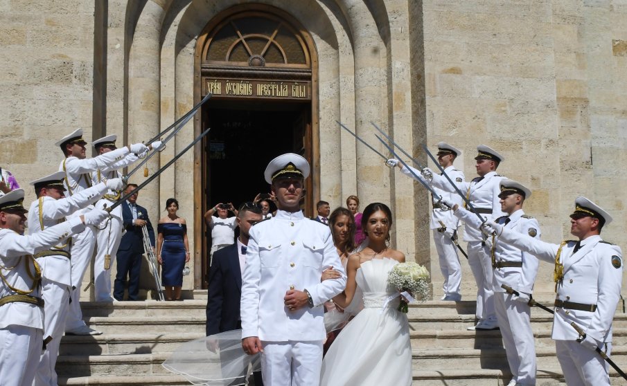 Флотска сватба се превърна в атракция във Варна (СНИМКИ)