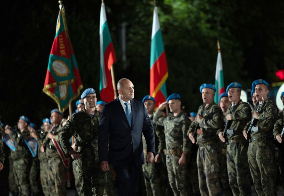 КАКВО ПРЕМЪЛЧА РАДЕВ: Ето защо е рисковано е да се качите на партийния трамвай на президента-кремълофил