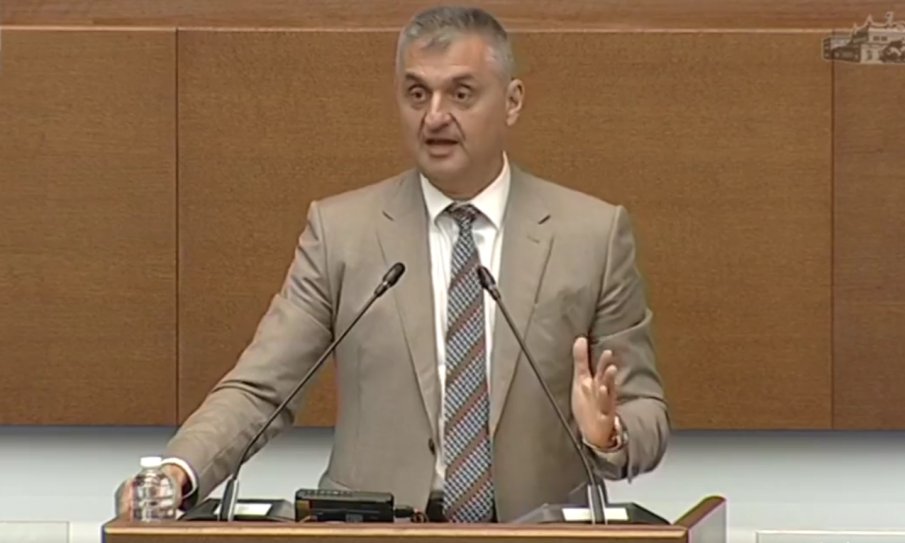 ПИК TV! Кирил Добрев унижи ПП от трибуната: Единственият ви допир с водната система е, когато си пускате водата на жълтите павета или се къпете (ВИДЕО)