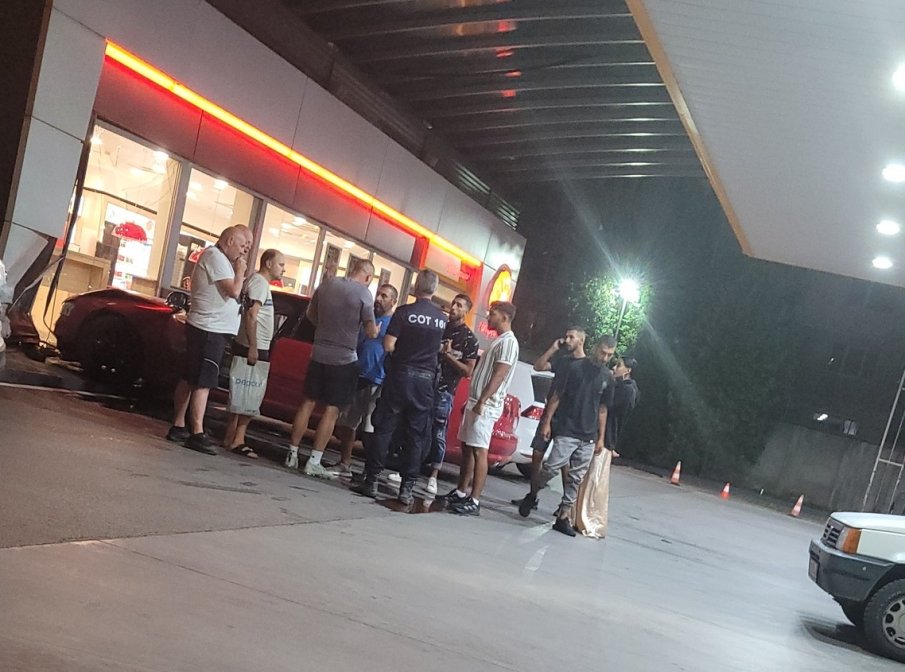 Луксозен автомобил се вряза в столична бензиностанция