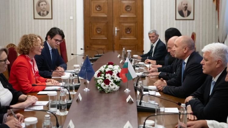 Радев УПЛАШЕН за политическото си битие, извади четките пред НАТО - ето какво призна пред представителите на Алианса