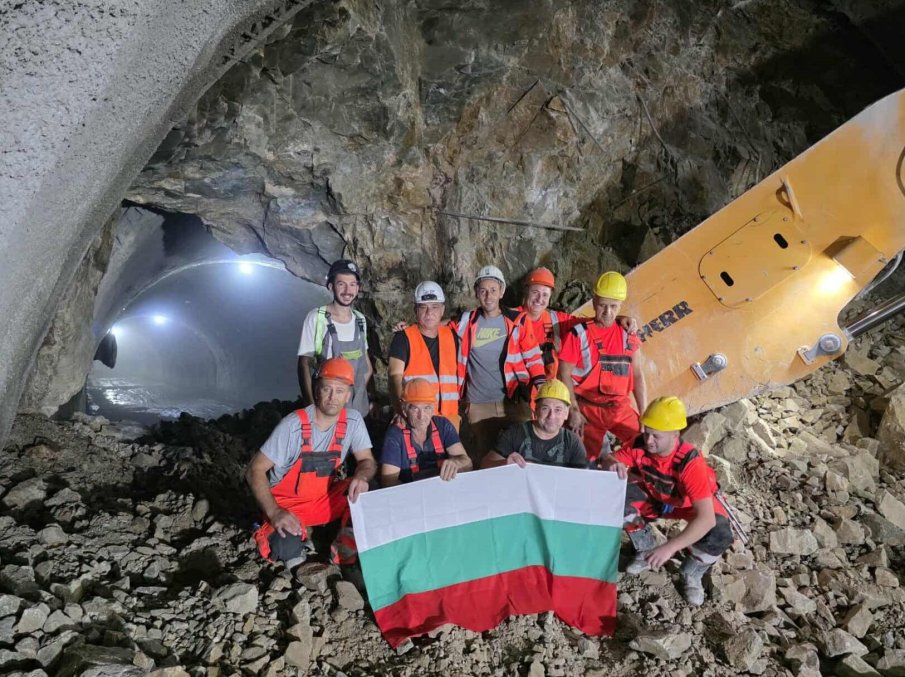 Завърши прокопаването на още един тунел от жп линията Елин Пелин-Костенец