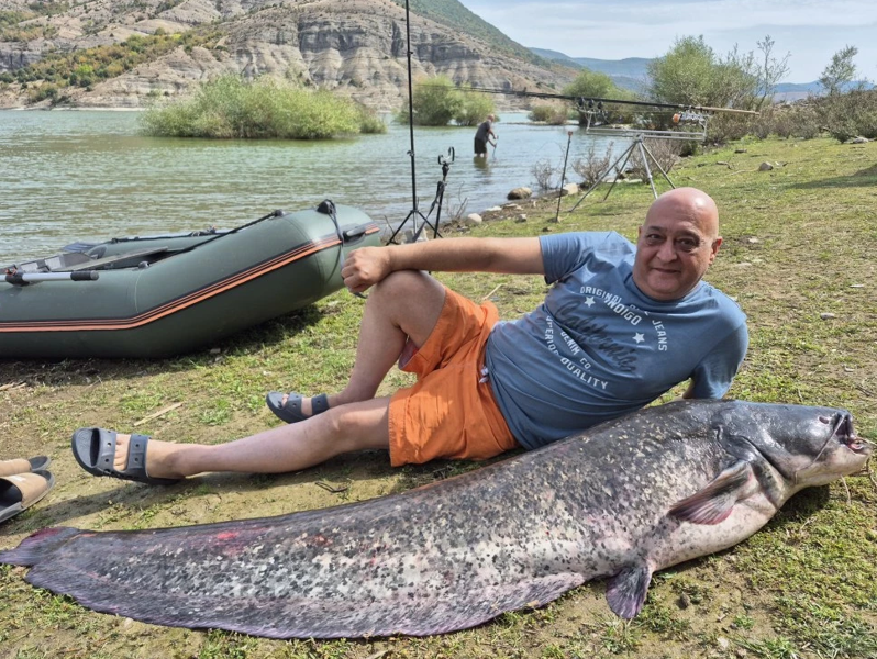 Извадиха 60-килограмов сом от водите на язовир Кърджали