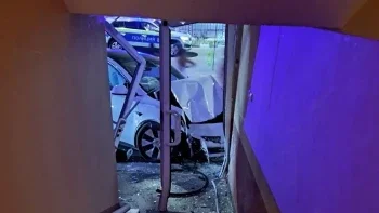 Кола се блъсна в блок в Асеновград