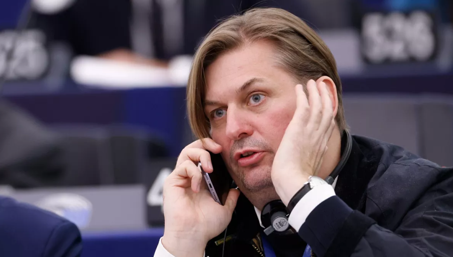 Обискират офисите на германски депутат по подозрение, че е приемал подкупи от Китай